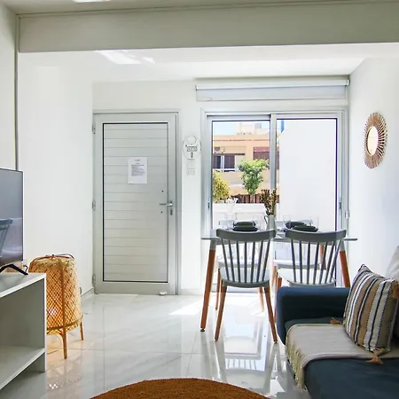 Phaedrus Living City View Fountain Court 08 Apartment
